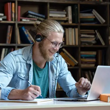 Gehirnjogging trainiert das Gedächtnis: Junger Mann arbeitet am Laptop.