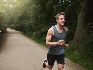 Ein joggender Mann fördert mit der Bewegung seine Aufmerksamkeit