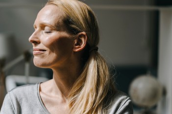 Porträt eines lächelnden Frauengesichts im Sonnenlicht