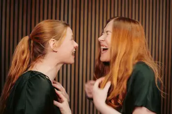 Zwei Frauen stehen sich gegenüber