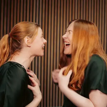 Zwei Frauen stehen sich gegenüber