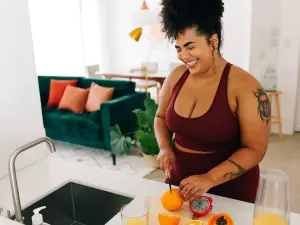 Sorge Darmkrebs vor: Junge Frau schneidet Gemüse