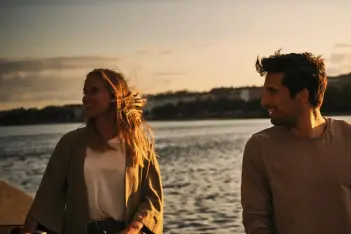 Drei junge Menschen schieben ihre Fahrräder