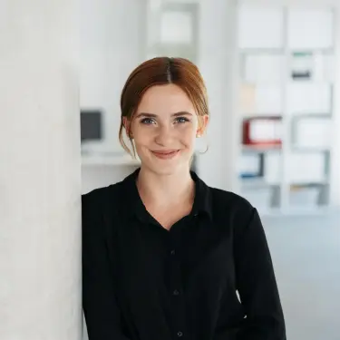 Junge Frau lächelt in die Kamera