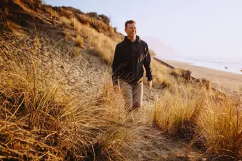 Mann wandert durch Dühnen