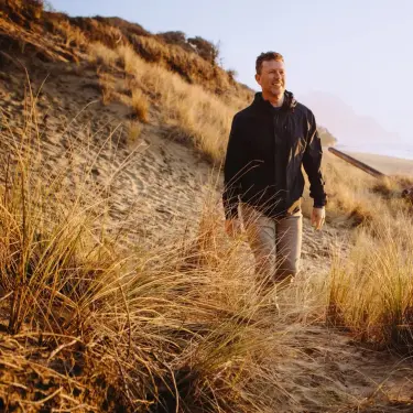 Mann wandert durch Dühnen