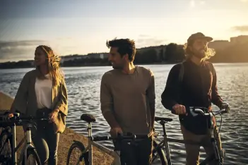 Freunde die gute Laune haben am See im Sommer