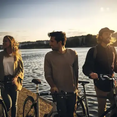 Freunde die gute Laune haben am See im Sommer